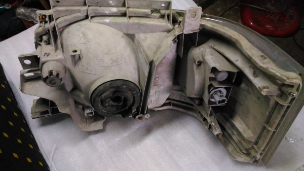 ไฟหน้ารถตู้โตโยต้าคอมมูเตอร์ปี07แท้ ข้างขวา 500บาทอยู่ดอนเมือง TEL0890671028 IDline0890671028