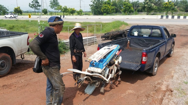 ี่ที่นี่ที่เดียวครับ tractor-backhoe จัดส่งรถดำนา 2 แถวไปขอนแก่นครับ ถูกมากๆ พร้อมใช้งาน สั่งได้ครับ