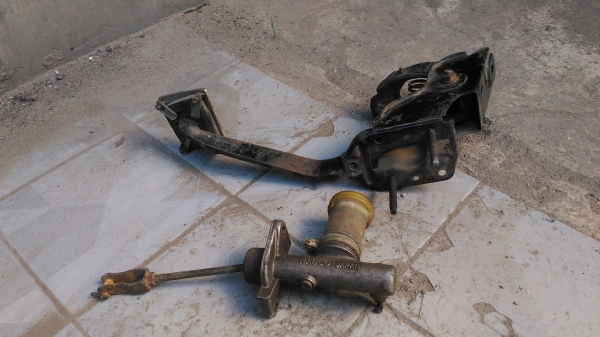 ขาเหยียบครัช มีปั้มครัช นิสสันเซฟิโร่A31 1500บาทอยู่ดอนเมือง TEL0890671028 IDline0890671028