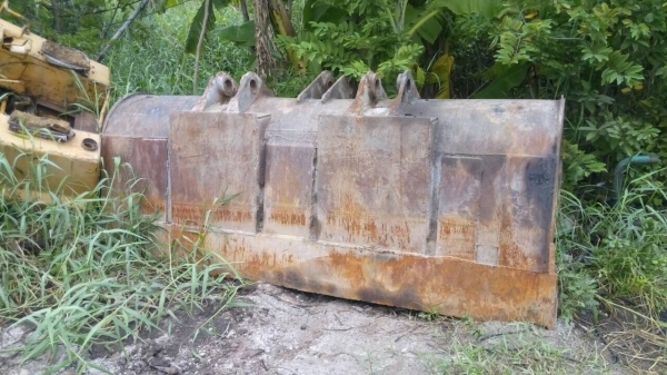 ขายบุ้งกี้รถตัก CAT-966-C และ 950-F สภาพสวย โครงสร้างยังหนาครับ มีซ่อมบ้างนิดหน่อยครับ