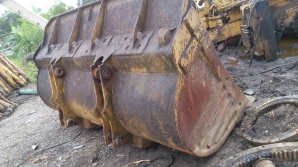 ขายบุ้งกี้รถตัก CAT-966-C และ 950-F สภาพสวย โครงสร้างยังหนาครับ มีซ่อมบ้างนิดหน่อยครับ