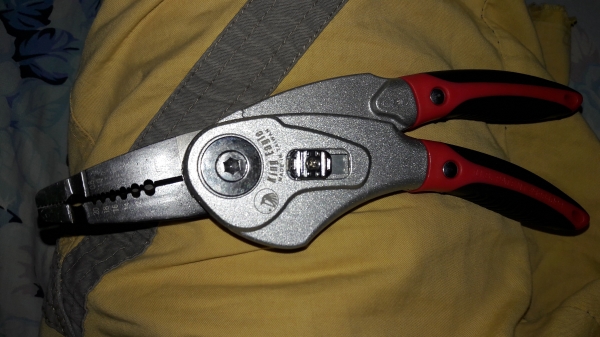 ขายคีมตัดปอกสายไฟในตัวเดียวกันหมุนได้KING EAGLE MADE IN TAIWAN.