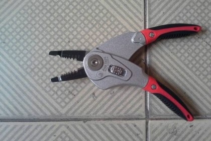 ขายคีมตัดปอกสายไฟในตัวเดียวกันหมุนได้KING EAGLE MADE IN TAIWAN.