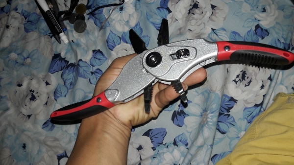 ขายคีมตัดปอกสายไฟในตัวเดียวกันหมุนได้KING EAGLE MADE IN TAIWAN.