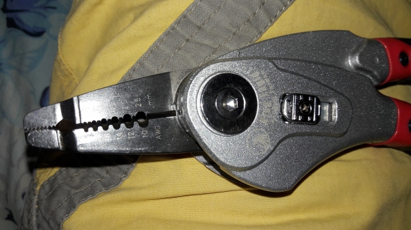 ขายคีมตัดปอกสายไฟในตัวเดียวกันหมุนได้KING EAGLE MADE IN TAIWAN.