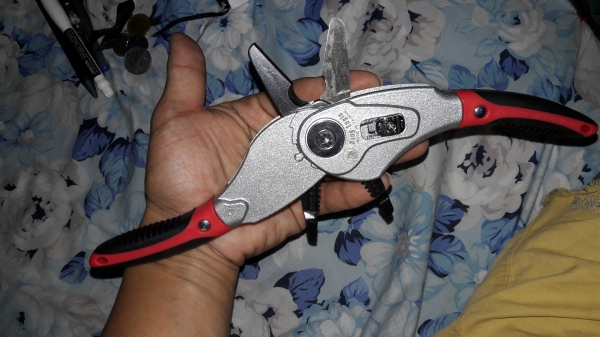 ขายคีมตัดปอกสายไฟในตัวเดียวกันหมุนได้KING EAGLE MADE IN TAIWAN.