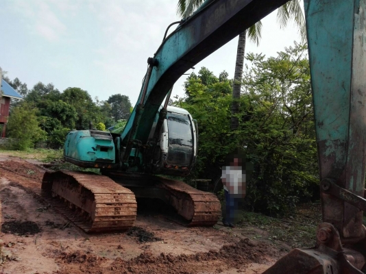 ขายด่วน  KOBELCO SK200 .MART 5ธรรมดาเครื่องปั้มดีครับ ไฟฟ้าอยู่ขาดมอเตอร์คันเร่ง จอหาย นอกนั้นครบ โซ่ช่วงล่าง สวย เอวมีขยับนิดๆ รถทำงานปกติ เอกสารสัญญาซื้อขาย