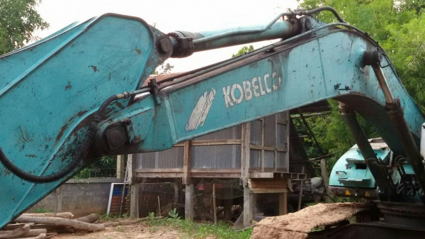 ขายด่วน  KOBELCO SK200 .MART 5ธรรมดาเครื่องปั้มดีครับ ไฟฟ้าอยู่ขาดมอเตอร์คันเร่ง จอหาย นอกนั้นครบ โซ่ช่วงล่าง สวย เอวมีขยับนิดๆ รถทำงานปกติ เอกสารสัญญาซื้อขาย
