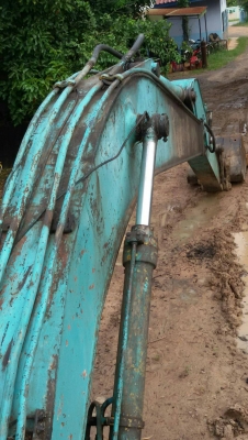 ขายด่วน  KOBELCO SK200 .MART 5ธรรมดาเครื่องปั้มดีครับ ไฟฟ้าอยู่ขาดมอเตอร์คันเร่ง จอหาย นอกนั้นครบ โซ่ช่วงล่าง สวย เอวมีขยับนิดๆ รถทำงานปกติ เอกสารสัญญาซื้อขาย