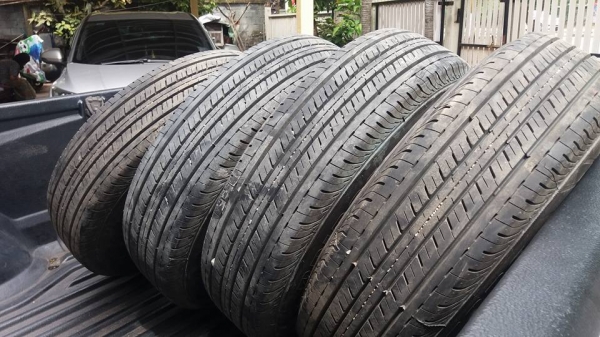 ขายล้อกระทะหกรูพร้อมยาง Bridgestone 195 R15 ป้ายแดงวิ่ง 400 กม.