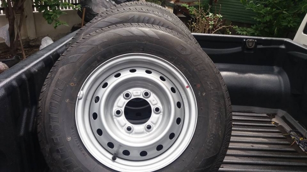 ขายล้อกระทะหกรูพร้อมยาง Bridgestone 195 R15 ป้ายแดงวิ่ง 400 กม.