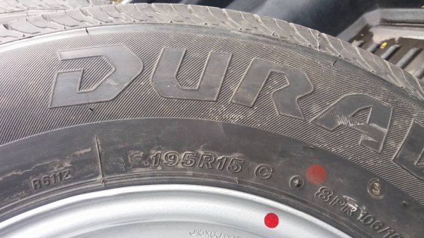 ขายล้อกระทะหกรูพร้อมยาง Bridgestone 195 R15 ป้ายแดงวิ่ง 400 กม.