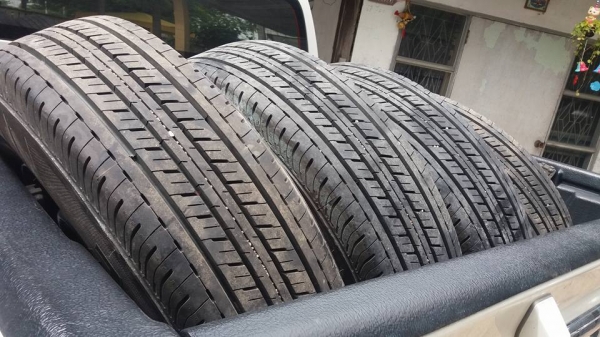 ขายล้อกระทะหกรูพร้อมยาง Bridgestone 195 R15 ป้ายแดงวิ่ง 400 กม.
