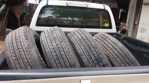 ขายล้อกระทะหกรูพร้อมยาง Bridgestone 195 R15 ป้ายแดงวิ่ง 400 กม.