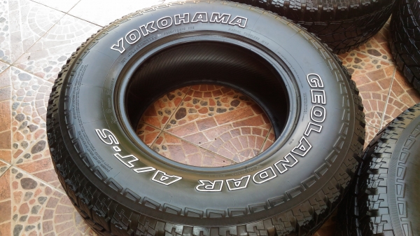 ขายยาง yokohama at/s ขนาด 265/70/16 สวยๆครับ