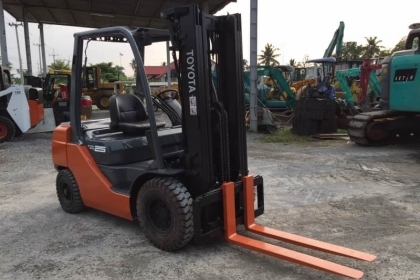 ขาย รถฟอร์คลิฟท์ TOYOTA 2.5ตัน เสา 4.5เมตร เครื่องดีเซล เก่าญี่ปุ่น โทร.090-986-2521 อ๊อบ