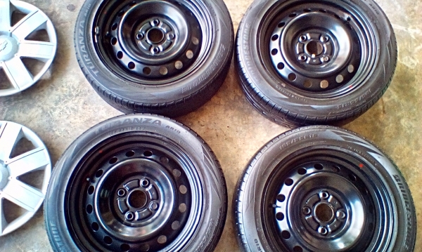 ล้อกะทะขอบ15/4-114 ยางบริสโตน195/55/15ปี13 ชุด 2500บ.