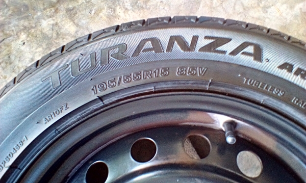 ล้อกะทะขอบ15/4-114 ยางบริสโตน195/55/15ปี13 ชุด 2500บ.