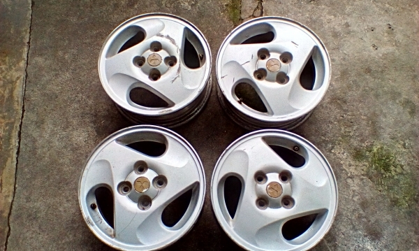 ล้อแม๊กขอบ13/4-100 ชุดละ 1200บ.