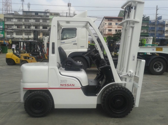 รถยกนิสสัน 3 ตัน เครื่องดีเซล เสาสูง 4 เมตร เกียร์ออโต้ ใช้งานมาแค่ 6000 ช.ม.