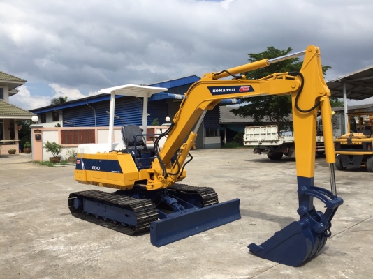 รถขุด KOMATSU PC40-6 ทำสีใหม่ นำเข้ามือสองญี่ปุ่น รถขุด KOMATSU PC40-6 ทำสีใหม่ นำเข้ามือสองญี่ปุ่น
