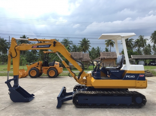รถขุด KOMATSU PC40-6 ทำสีใหม่ นำเข้ามือสองญี่ปุ่น รถขุด KOMATSU PC40-6 ทำสีใหม่ นำเข้ามือสองญี่ปุ่น