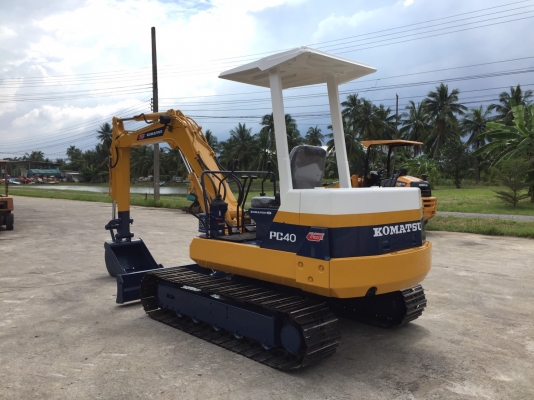 รถขุด KOMATSU PC40-6 ทำสีใหม่ นำเข้ามือสองญี่ปุ่น รถขุด KOMATSU PC40-6 ทำสีใหม่ นำเข้ามือสองญี่ปุ่น
