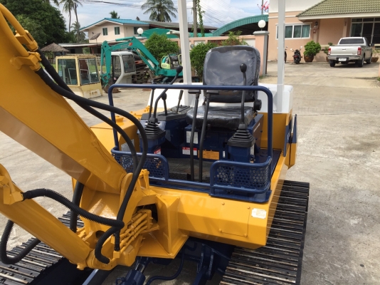 รถขุด KOMATSU PC40-6 ทำสีใหม่ นำเข้ามือสองญี่ปุ่น รถขุด KOMATSU PC40-6 ทำสีใหม่ นำเข้ามือสองญี่ปุ่น