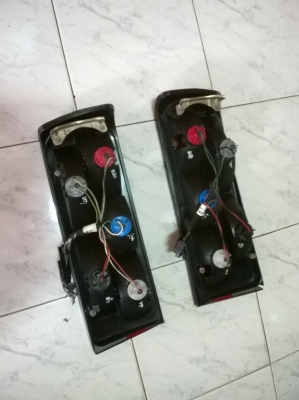 ขายไฟท้าย2ชั้น แดง ดำ e30 สภาพok 1คู่ ราคา1500 โทร0924462525โส กทม