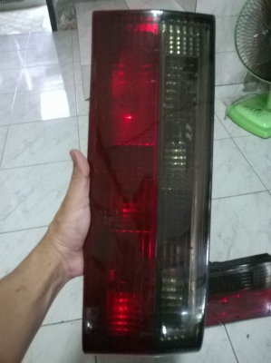 ขายไฟท้าย2ชั้น แดง ดำ e30 สภาพok 1คู่ ราคา1500 โทร0924462525โส กทม