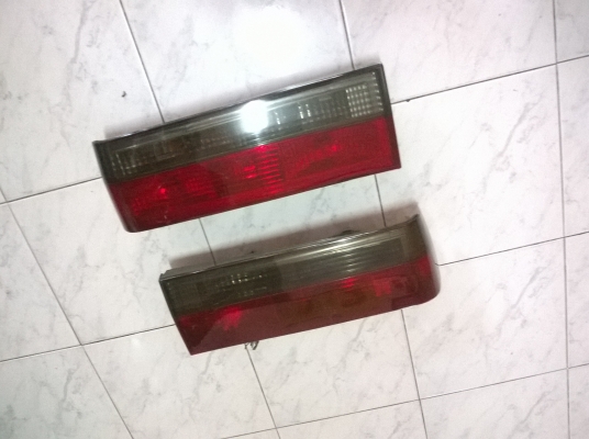 ขายไฟท้าย2ชั้น แดง ดำ e30 สภาพok 1คู่ ราคา1500 โทร0924462525โส กทม