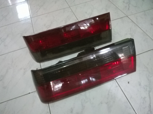 ขายไฟท้าย2ชั้น แดง ดำ e30 สภาพok 1คู่ ราคา1500 โทร0924462525โส กทม