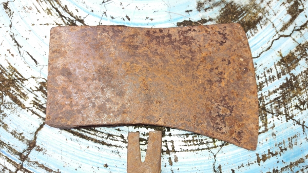 ขายหัวขวานงานเก่าขนาด2 1/2ปอนและหัวขวานเล็กงานเก่าๆ