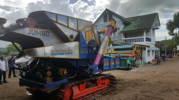 ขายรถเกี่ยวข้าวไทยเจริญ ช่วงล่าง12ปั๊ม23 เครื่องHINOJO8C 260เทอร์โบว์ สภาพพร้อมลงงาน ตู้บิ้วใหม่