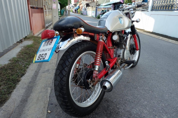 ขาย Honda wing 125 ทะเบียนเต็มพร้อมโอน แต่งสไตล์ ClubMan 250 ครับ อยู่กรุงเทพ ราคา 23000 บาทครับ