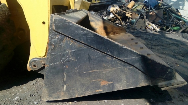 รถตักล้อยาง CAT.242B3 (รถจิ้งหรีด) รถตักล้อยาง CAT.242B3 (รถจิ้งหรีด)