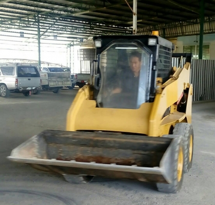 รถตักล้อยาง CAT.242B3 (รถจิ้งหรีด) รถตักล้อยาง CAT.242B3 (รถจิ้งหรีด)