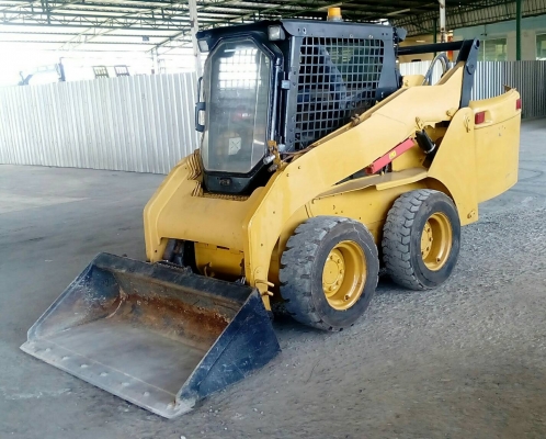 รถตักล้อยาง CAT.242B3 (รถจิ้งหรีด)