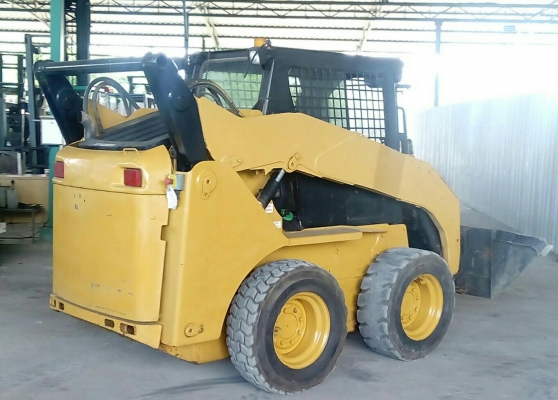 รถตักล้อยาง CAT.242B3 (รถจิ้งหรีด) รถตักล้อยาง CAT.242B3 (รถจิ้งหรีด)