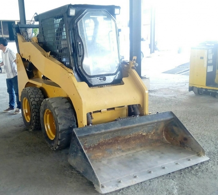 รถตักล้อยาง CAT.242B3 (รถจิ้งหรีด) รถตักล้อยาง CAT.242B3 (รถจิ้งหรีด)