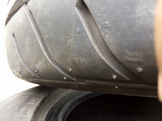 ยางสดดอกล้นๆ 215 50 17 ปลายปี 15 ชุดละ 4900 บาท ยางสดดอกล้นๆ 215 50 17 ปลายปี 15 ชุดละ 4900 บาท