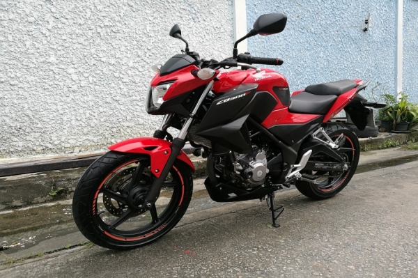 Cb300f 2558 วิ่ง5000โล รถบ้านแท้ เล่มชุดโอนครบ ภาษีพรบถึง60