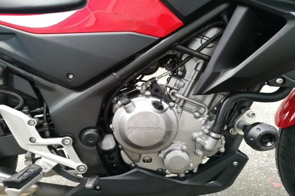 Cb300f 2558 วิ่ง5000โล รถบ้านแท้ เล่มชุดโอนครบ ภาษีพรบถึง60