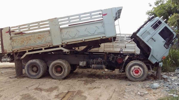 **655,000 บ.ต่อรอง/// 10ล้อ2เพลาดั้ม ISUZU ROCKY FVZ-230 แรง (นางฟ้า195 แท้) เครื่อง 6BG1-4 Turbo in.(ลงเล่ม) เกียร์ อีตั้น คานหน้าใหญ่ 2เพลาเดิม คัสซีสวย หัวดี ภายในดี พาวเวอร์/ทริฟฟี่/แอร์ ครบ ดั้มเหล็กSMM-สามมิตรฯ สภาพดี ยาง10เส้น สภาพ60-65\% ตามสภาพ เล