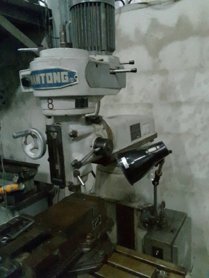 ขายเครื่องมิลลิ่งเก่าไต้หวันครับสภาพตามรูปไฟ380vขาย70000สนใจมาดูของก่อนครับน่าใช้สภาพสวย