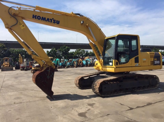 รถขุด Komatsu PC200-8