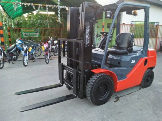 โฟล์คลิฟ 2.5ตัน Toyota รุ่น8 เสา 4.3เมตร ไซชิฟ