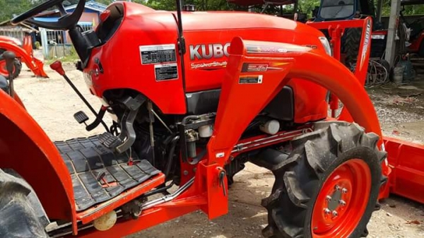ขายคูโบต้า L 4708(4 WD) สภาพสวยพร้อมใช้งานอุปกรณ์ ใบมีด ตราช้าง กับ ผาน  6 CMT ราคา 385,000 ระบบไฮโลลิคดี