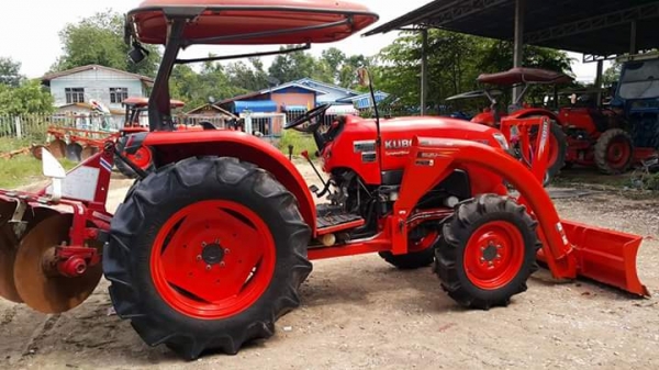 ขายคูโบต้า L 4708(4 WD) สภาพสวยพร้อมใช้งานอุปกรณ์ ใบมีด ตราช้าง กับ ผาน  6 CMT ราคา 385,000 ระบบไฮโลลิคดี