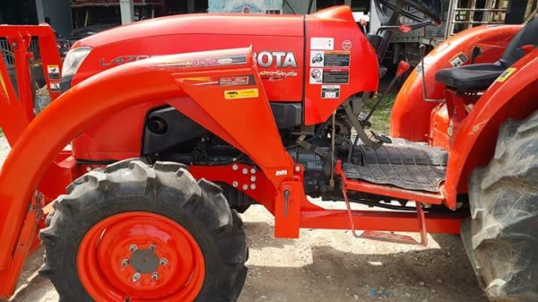 ขายคูโบต้า L 4708(4 WD) สภาพสวยพร้อมใช้งานอุปกรณ์ ใบมีด ตราช้าง กับ ผาน  6 CMT ราคา 385,000 ระบบไฮโลลิคดี
